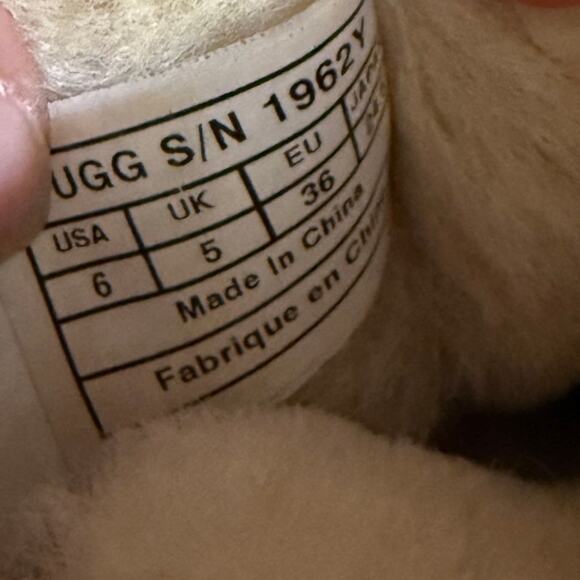 UGG Australia Bailey Button 1873 Chestnut Suede Sheepskin Lined Boots Size 6 - Picture 13 of 16